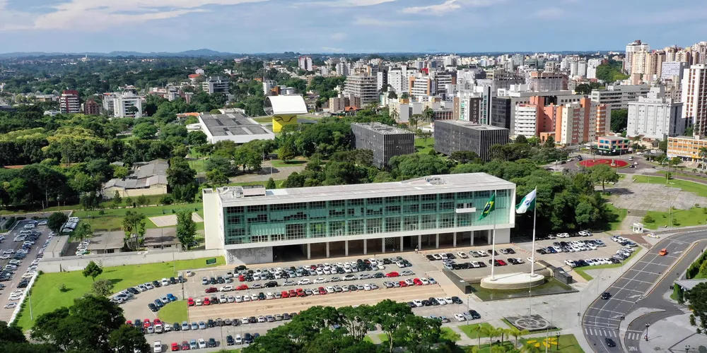 Centro Cívico de Curitiba onde estão os edifícios do Tribunais de Justiça, Tribunal de Contas, Palácio Iguaçu, Palácio das Araucarias, Assembléia Legislativa, Museu Oscar Niemeyer e a Praça Nossa Senhora de Salette