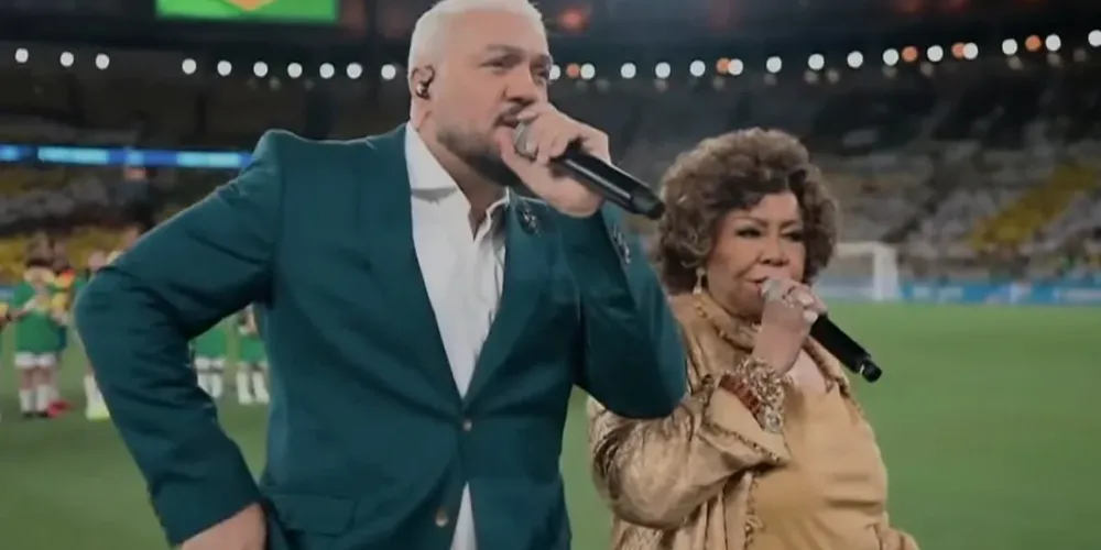 O desempenho dos cantores não agradou aos internautas e virou motivo de críticas e piadas