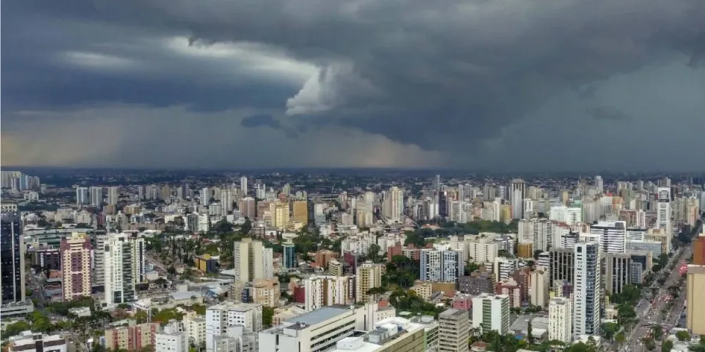 Alerta laranja de tempestade coloca 36 cidades do Paraná em perigo