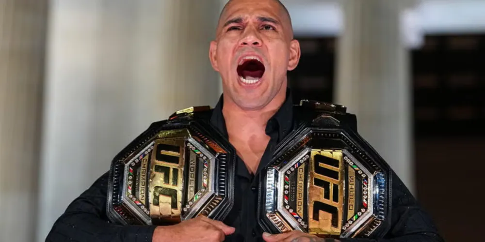 Alex "Poatan" Pereira posa com seus dois cinturões na coletiva de imprensa do UFC Freedom 250