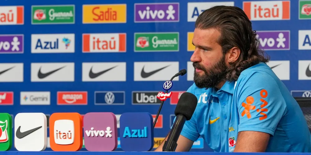 Alisson durante entrevista coletiva pela Seleção Brasileira em Nova Jersey