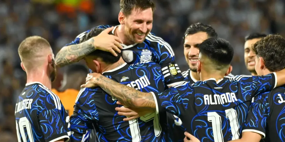 Argentina, liderada por Lionel Messi, comemorando gol