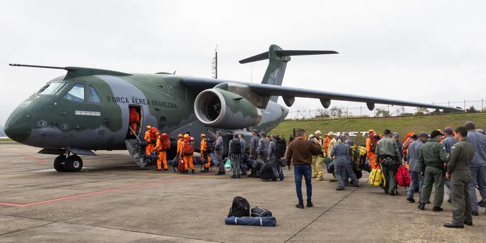 Glivânia destacou que mais de 70 bombeiros dos estados de São Paulo, Minas Gerais e Paraná já atuam diretamente nas buscas por sobreviventes