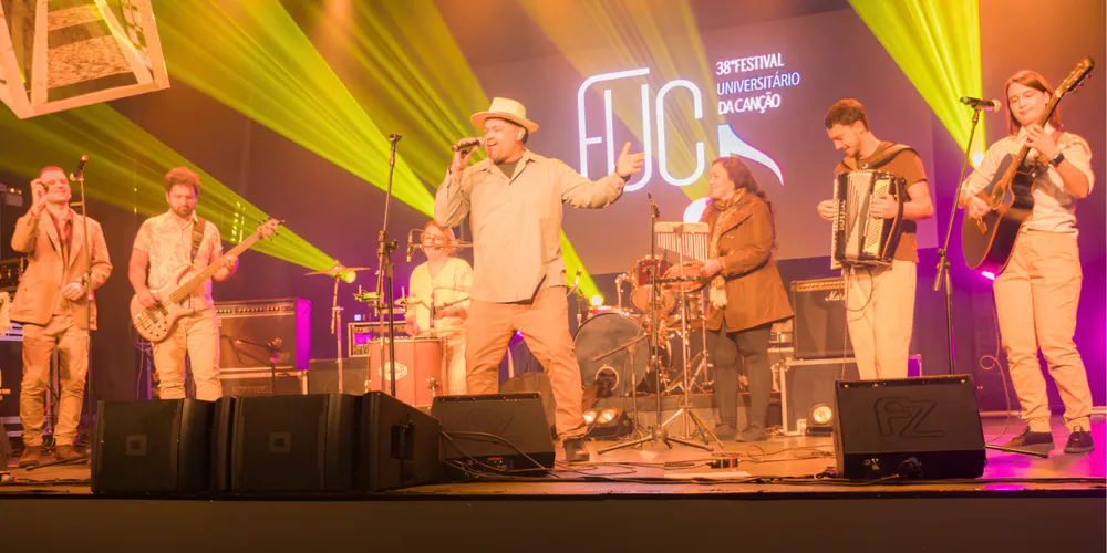 A música “Forró Gostoso” é uma composição que mistura referências da música brasileira com uma identidade própria da banda