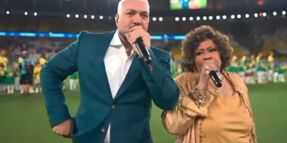 Belo e Alcione cantam o hino nacional antes de amistoso