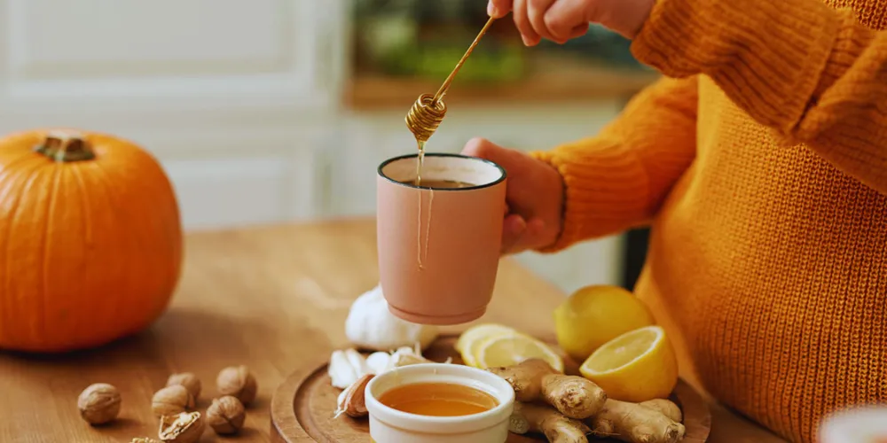 Muito utilizado em receitas caseiras, o mel ajuda a suavizar irritações na garganta e pode auxiliar no alívio da tosse, especialmente quando combinado com limão, gengibre ou própolis