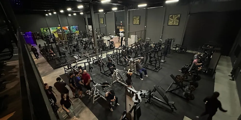 A academia reúne musculação e cross training em um mesmo espaço, atendendo diferentes perfis de alunos