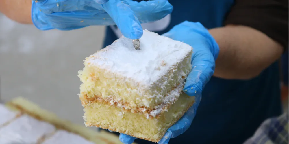 Tradicional venda de bolos começou nesta terça