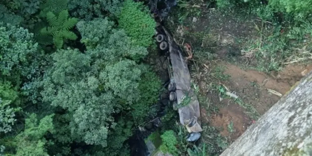 Caminhão despencou cerca de 80 metros abaixo do nível da pista na BR-277, em Morretes; mulher foi ejetada e morreu