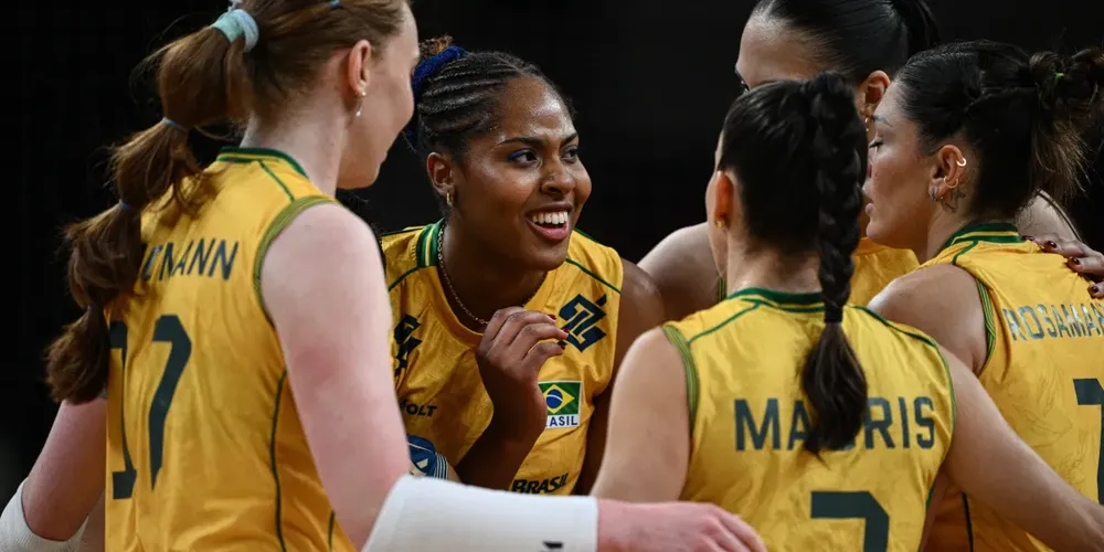 Jogadoras do Brasil comemoram ponto em vitória contra a China