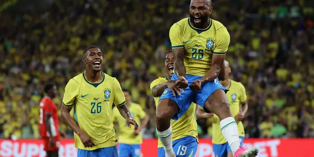 Jogadores do Brasil comemorando um dos gols na goleada sobre o Panamá