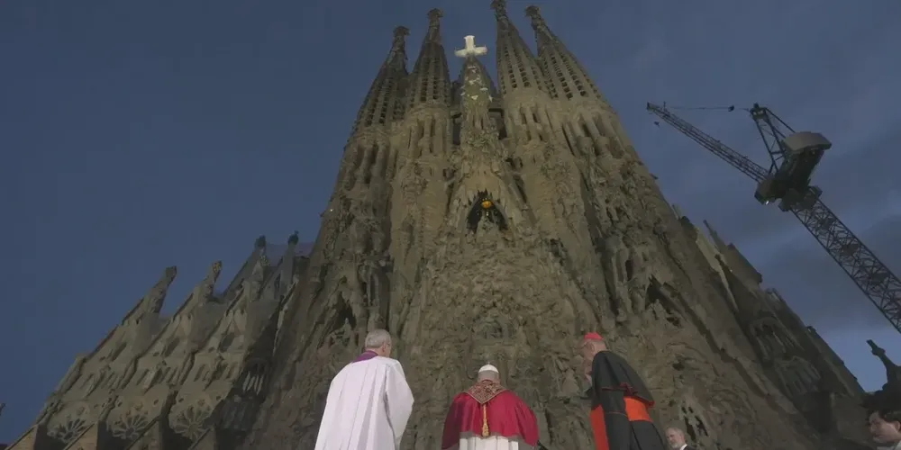 Papa Leão XIV abençoa e inaugura torre de 172 metros da igreja da Sagrada Família, em Barcelona