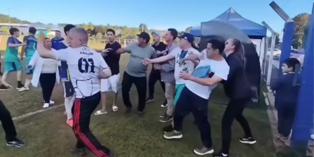 Após o apito final, torcedores invadiram o gramado e se envolveram em brigas com os jogadores, gerando tumulto generalizado