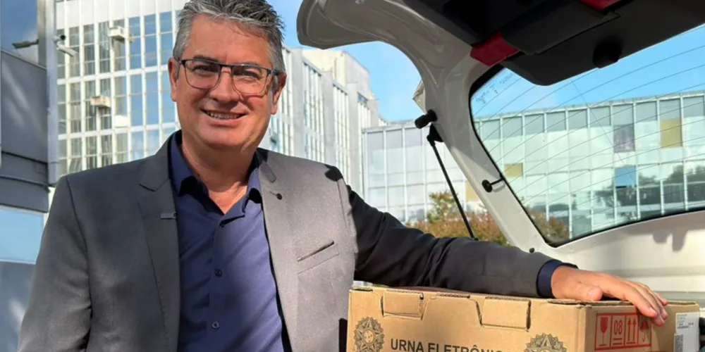 O presidente do Legislativo Municipal, vereador Julio Küller (PL) participou da entrega de urnas eletrônicas nas escolas ponta-grossenses