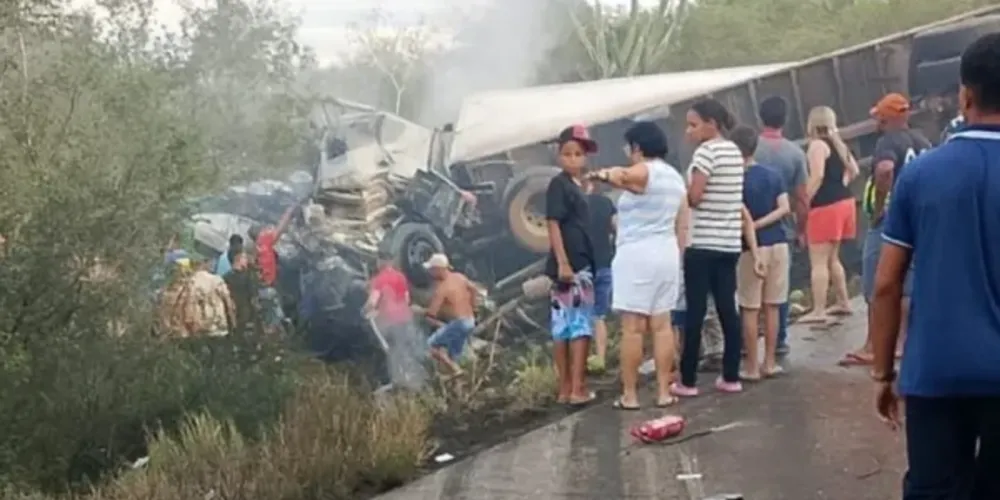 Com o impacto da batida, várias vítimas ficaram presas às ferragens