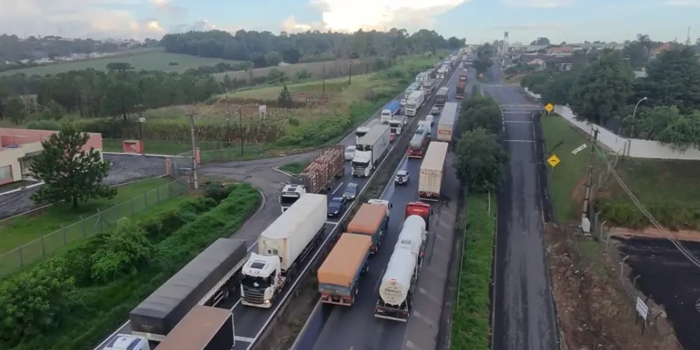 Caminhões na BR-376