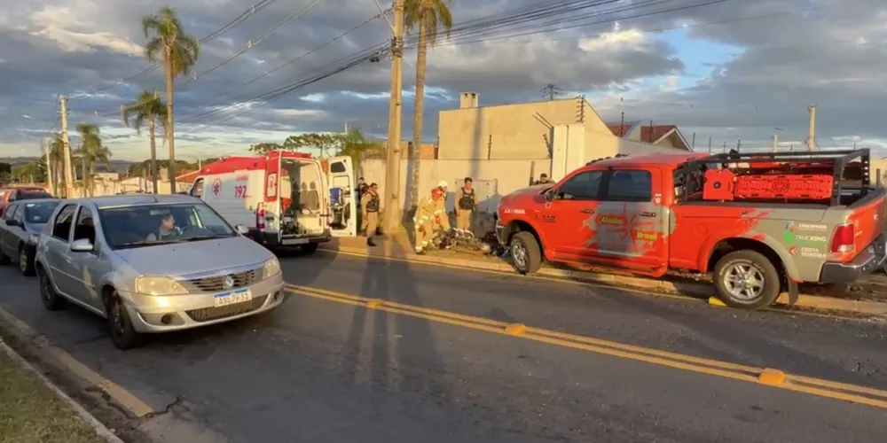 Motociclista ficou com parte do corpo presa embaixo da caminhonete após o impacto