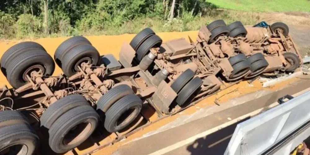 A mulher estava na parte de trás da cabine do caminhão e foi soterrada pela carga composta por concreto