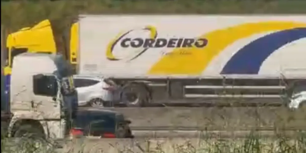 O acidente aconteceu por volta das 11h35, nas proximidades do Viaduto Cambuí, na pista sentido São Paulo
