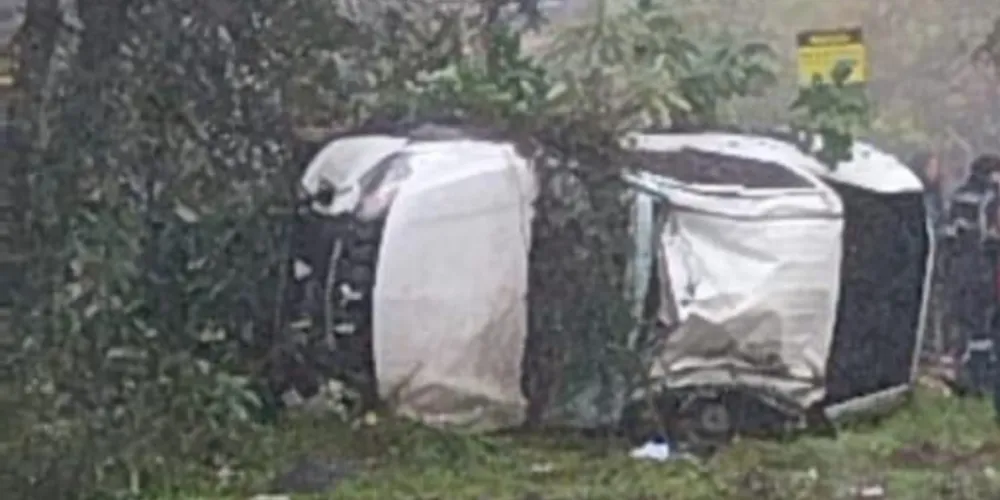 Veículo capotou às margens da rodovia