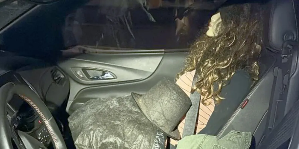 Os policiais precisaram utilizar um dispositivo dilacerador de pneus para impedir a fuga do motorista