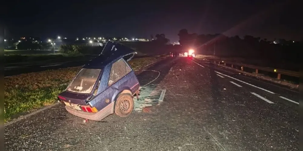 Carro partiu ao meio após se envolver em um grave acidente na região de Maringá