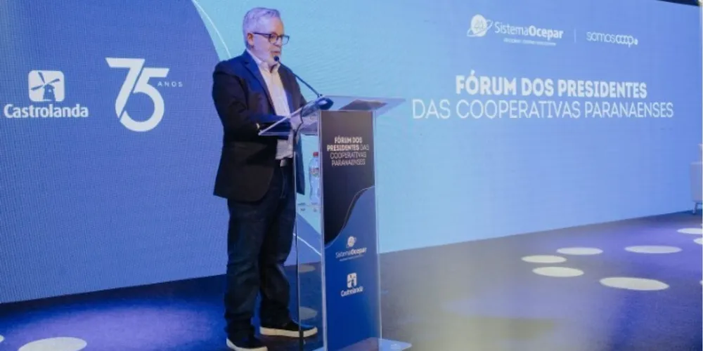 Lideranças políticas e do agronegócio nacional compõem a mesa de abertura do Fórum dos Presidentes, no Moinho Castrolanda, para debater o futuro e a governança do cooperativismo paranaense