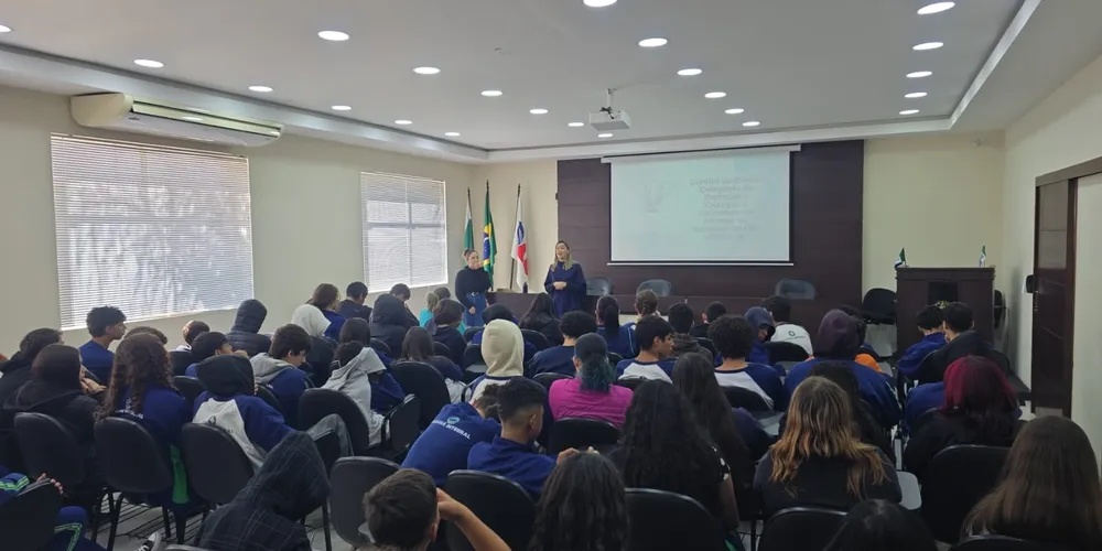 A atividade reuniu estudantes do 6º e 7º ano do Ensino Fundamental e também do 3º ano do curso Técnico em Farmácia