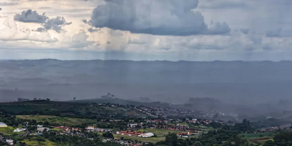 No decorrer do dia, a chuva avança gradualmente em direção às regiões Sudoeste e parte do Noroeste