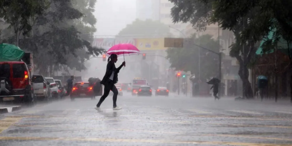 Chuva deve se intensificar entre domingo e segunda-feira