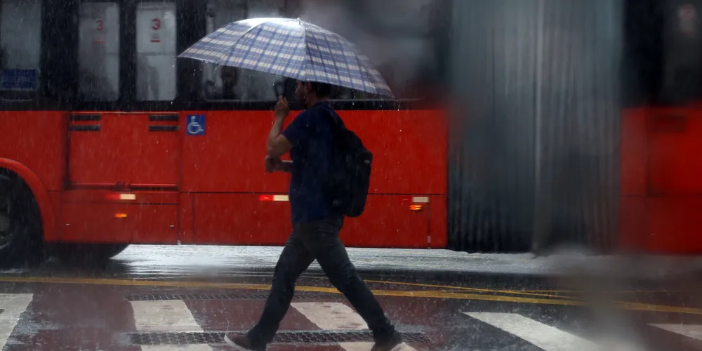 Simepar prevê muita chuva e temperaturas abaixo dos 20°C