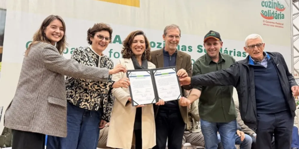 Do total adquirido, 1,3 mil toneladas de alimentos tem como destino as mais de 40 cozinhas solidárias paranaenses habilitadas pelo Ministério do Desenvolvimento e Assistência Social, Família e Combate à Fome (MDS)
