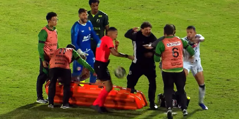 Jogadores e médicos do Santa foram para cima do maqueiro