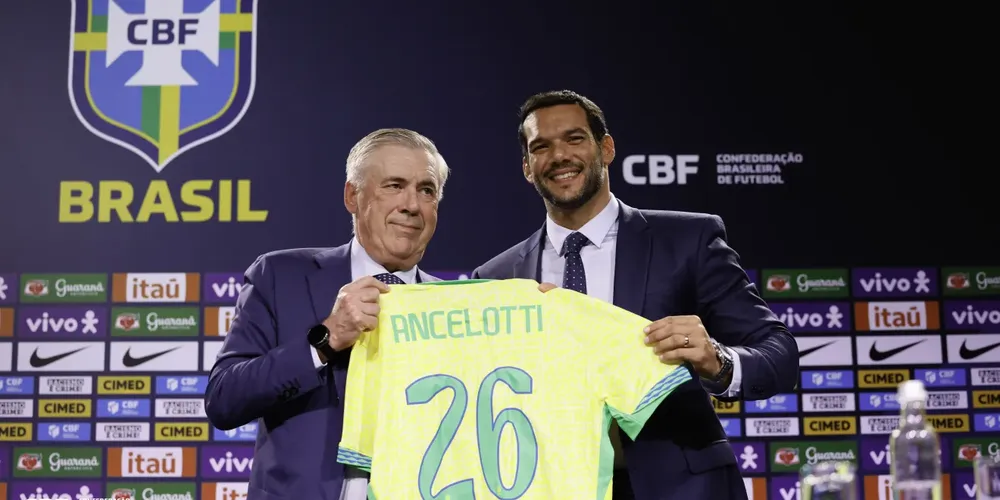 Carlo Ancelotti recebe camisa da Seleção Brasileira do presidente da CBF, Samir Xaud