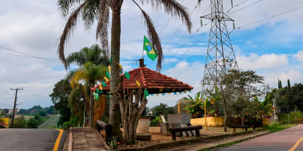 Enfeites em postes são proibidos e envolvem riscos de acidentes por choques elétricos
