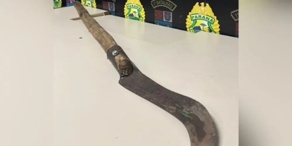 Durante a ocorrência, uma foice foi apreendida