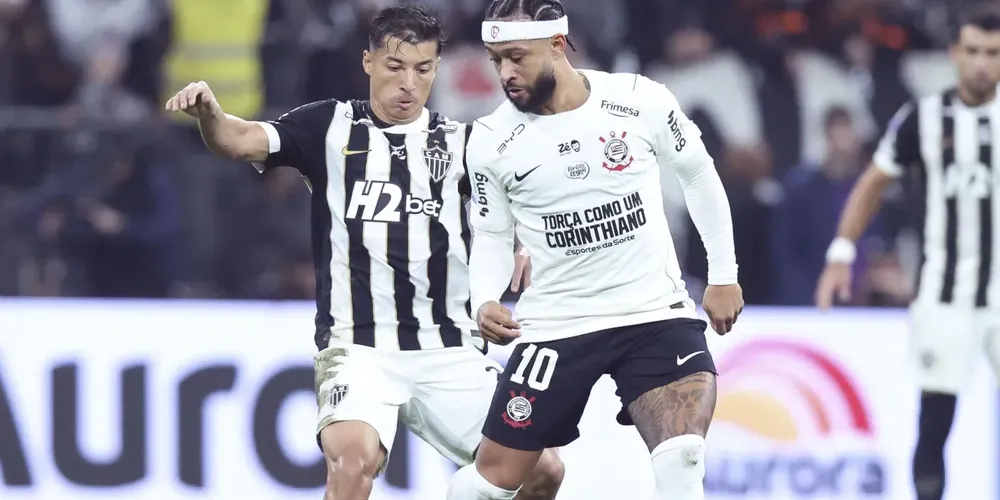 Memphis Depay em campo na partida entre Corinthians e Atlético-MG, pelo Brasileirão