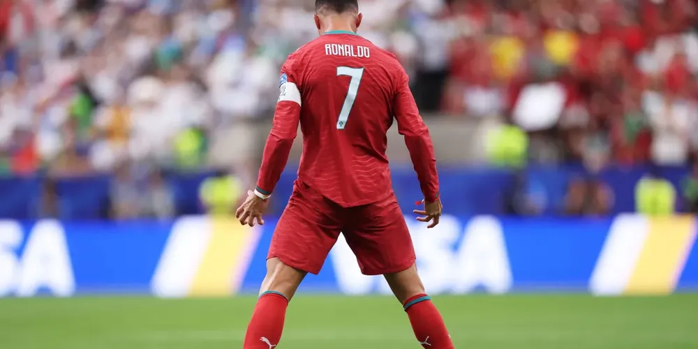 Cristiano Ronaldo comemora gol contra o Uzbequistão