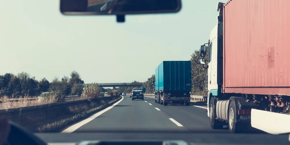 Altos custos com óleo diesel e insumos de transporte mantêm o valor do frete rodoviário elevado nas principais rotas agropecuárias do país, mesmo diante de medidas federais de desoneração