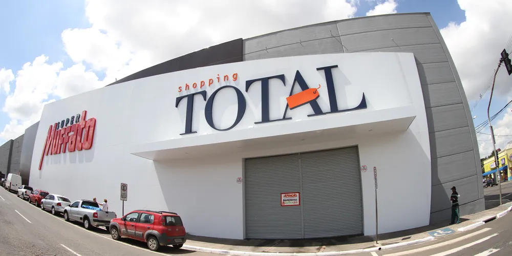 O Shopping Total passou por reformas em 2014, quando reinaugurou com nova fachada; nos anos recentes, o prédio teve episódios de desabamento e alagamento