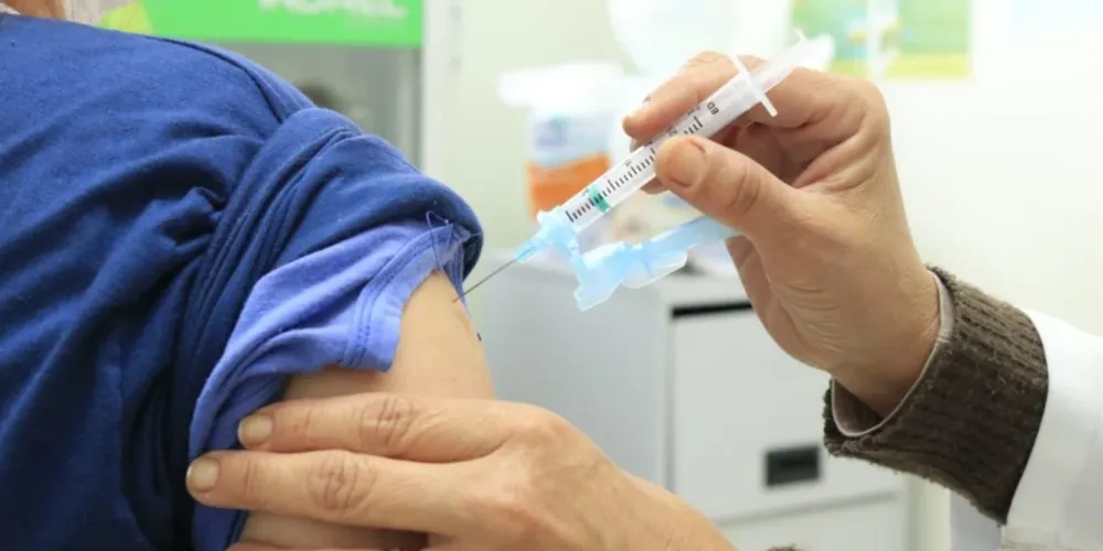 Pessoas que irão se vacinar devem levar carteira de vacinação e um documento pessoal