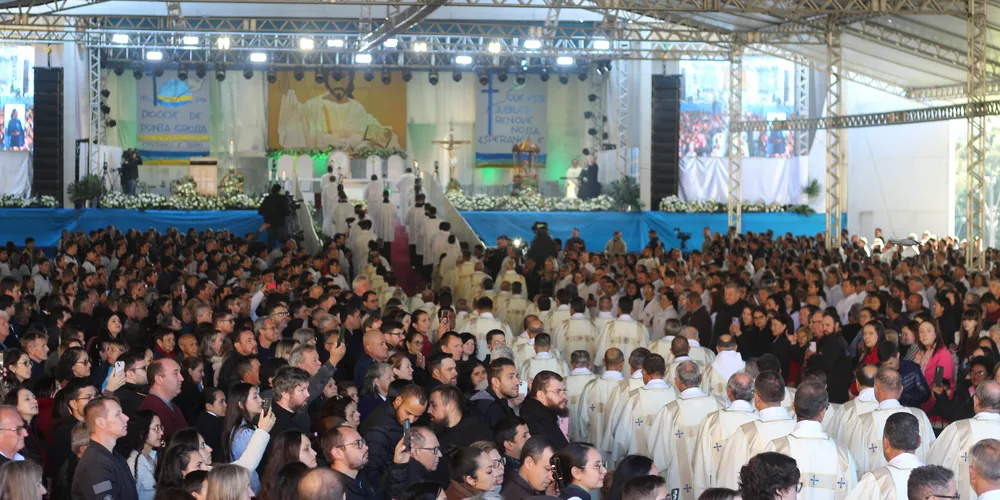 Cerca de 10 mil pessoas, vindas das 52 paróquias e dos 17 municípios que compõem a Diocese, reuniram-se para celebrar os 100 anos