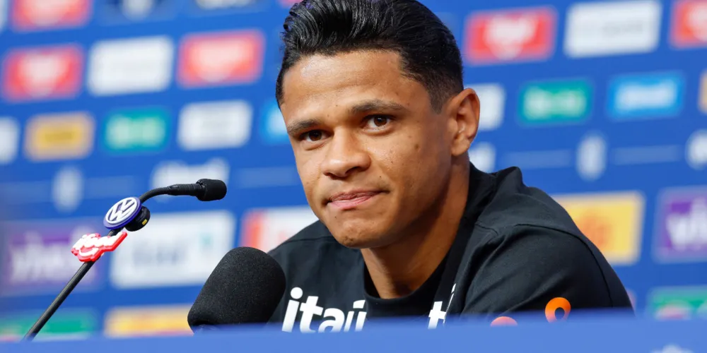 Douglas Santos durante entrevista coletiva pela Seleção Brasileira em Nova Jersey