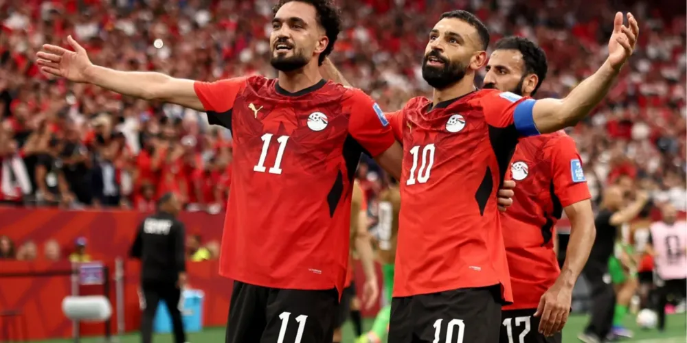 Zico e Salah comemoram o gol da virada do Egito sobre a Nova Zelândia