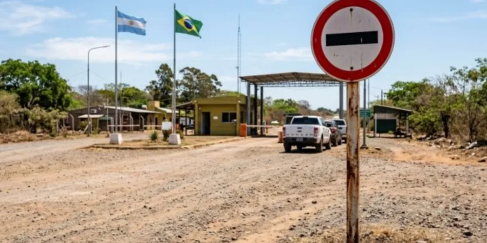 A confusão ocorre porque muitos brasileiros associam placas circulares com borda vermelha apenas a proibições