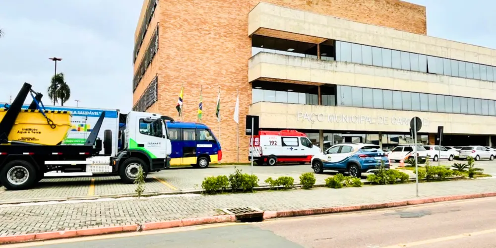 Dentre os veículos entregues, o município receberá uma ambulância, um micro-ônibus, uma van e um caminhão baú