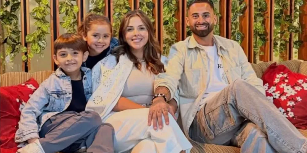 Jogador de futebol argentino Lucas Trejo e sua família em foto de abril de 2026