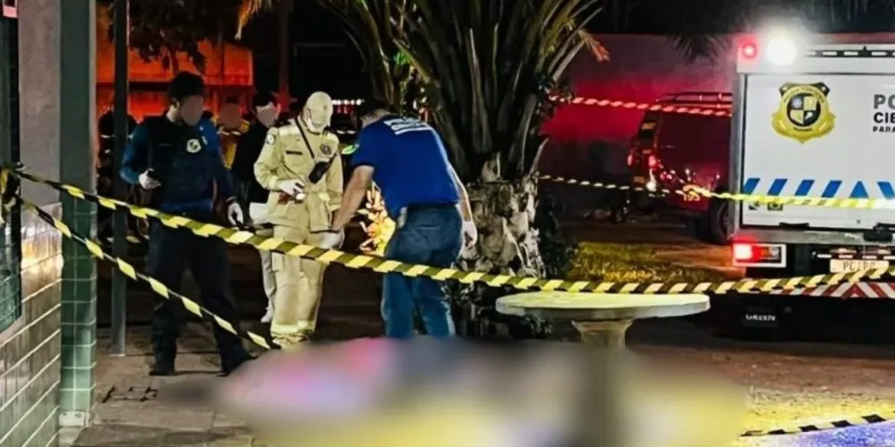 Investigadores da Delegacia de Homicídios buscam por cápsulas e vestígios no cruzamento das ruas do bairro Morumbi III