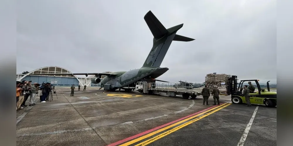 O transporte foi realizado pelo governo, pois o aeroporto comercial da capital venezuelana está fechado após os tremores
