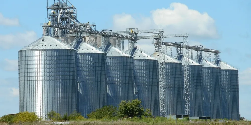 Sem capacidade para estocar a produção, agricultores brasileiros enfrentam prêmios negativos e perdas bilionárias na comercialização imediata das safras